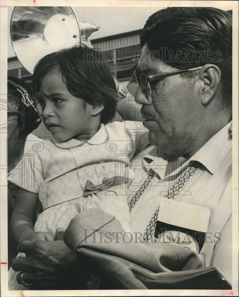 1961 Press Photo Carlos Estrada, Granddaughter Edna Campos, Airplane Hijacking