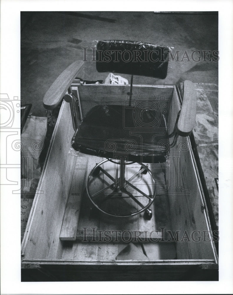 1974 Press Photo Desk Chair, Auctions, Houston - hca06567