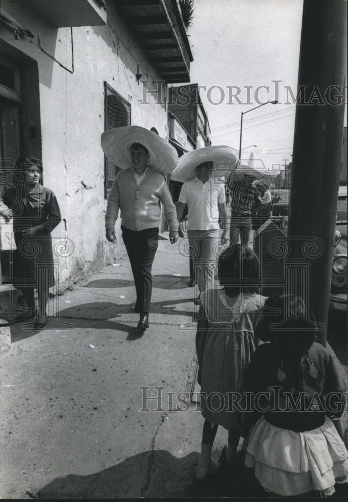 1967 Press Photo sight-seeing in sombreros Austin College Sherman Texas