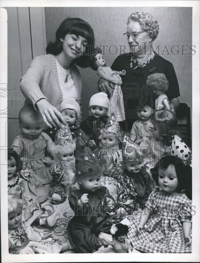 1966 Press Photo Susan Kelsey with Mrs. Trust admire gifts to Austin State Home- Historic Images