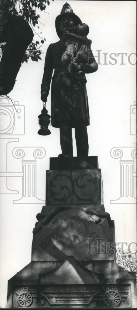 1967 Press Photo South Lawn of Capitol Grounds is Fireman Statue, Austin Texas