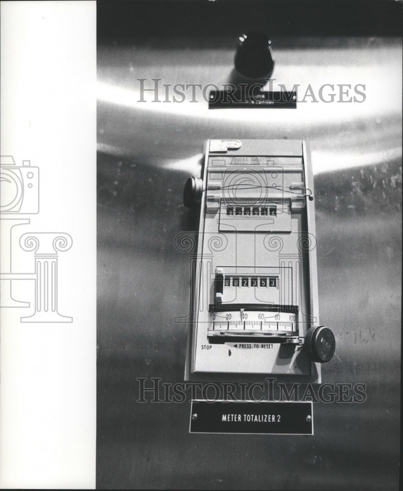 1974 Press Photo Vat metering at Anheuser Busch, Inc., Houston - hca06797