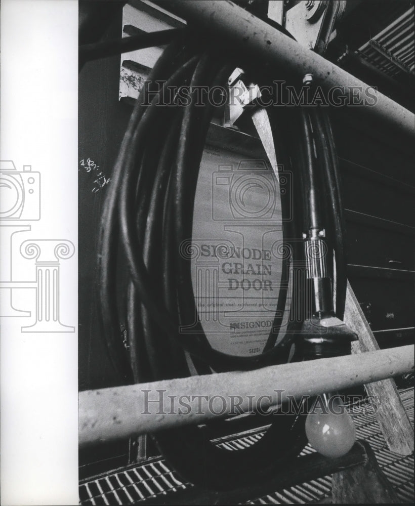 1974 Press Photo Signode Grain Door at Anheuser-Busch Inc-Houston - hca06801