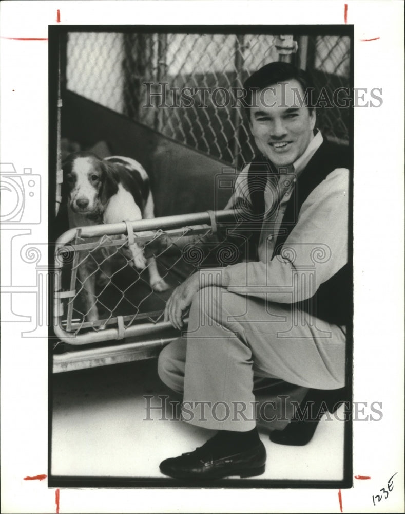 1987 Press Photo Animal Port Houston Owner Tom Schooler Comforts Penny- Historic Images