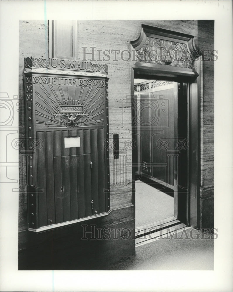 1975 Press Photo Elevator entrance with mail drop outside - hca06838