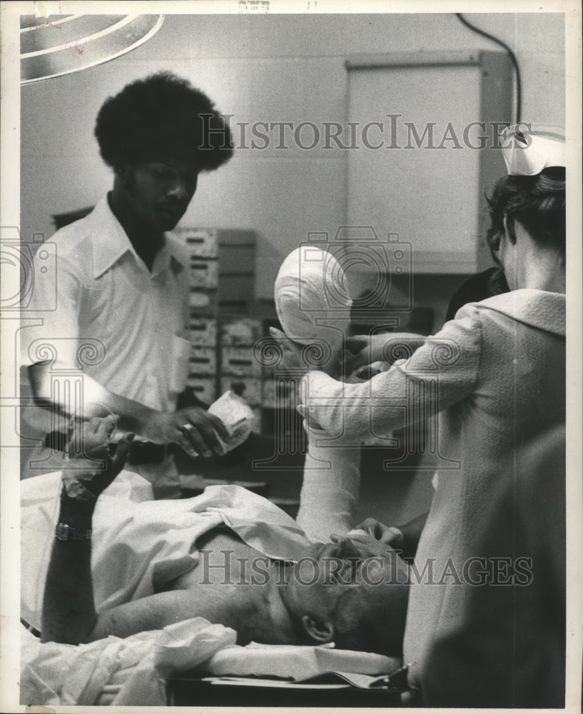 1973 Press Photo Alvin C. Cook Treated For Burns From Explosion at Arco Houston