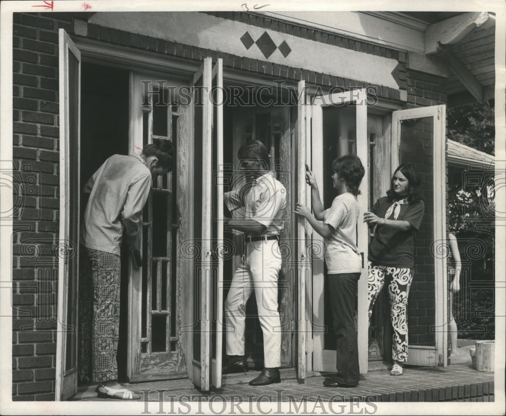 1970 Press Photo Dancers of the Ballet of Houston Scrape Away on New Home Window