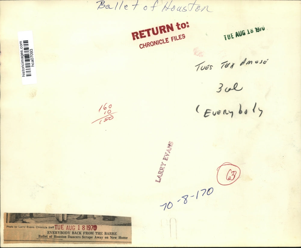 1970 Press Photo Dancers of the Ballet of Houston Scrape Away on New Home Window