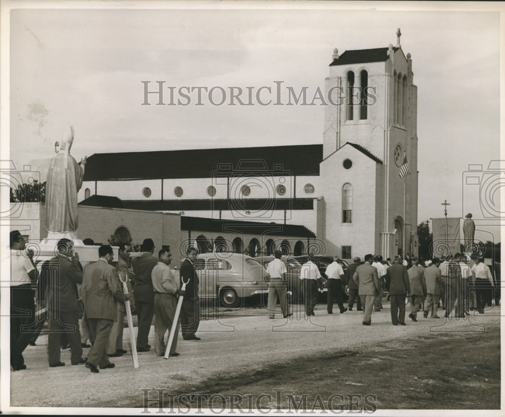 1951 Press Photo People Gathering at the Assumption Catholic Church, Houston- Historic Images