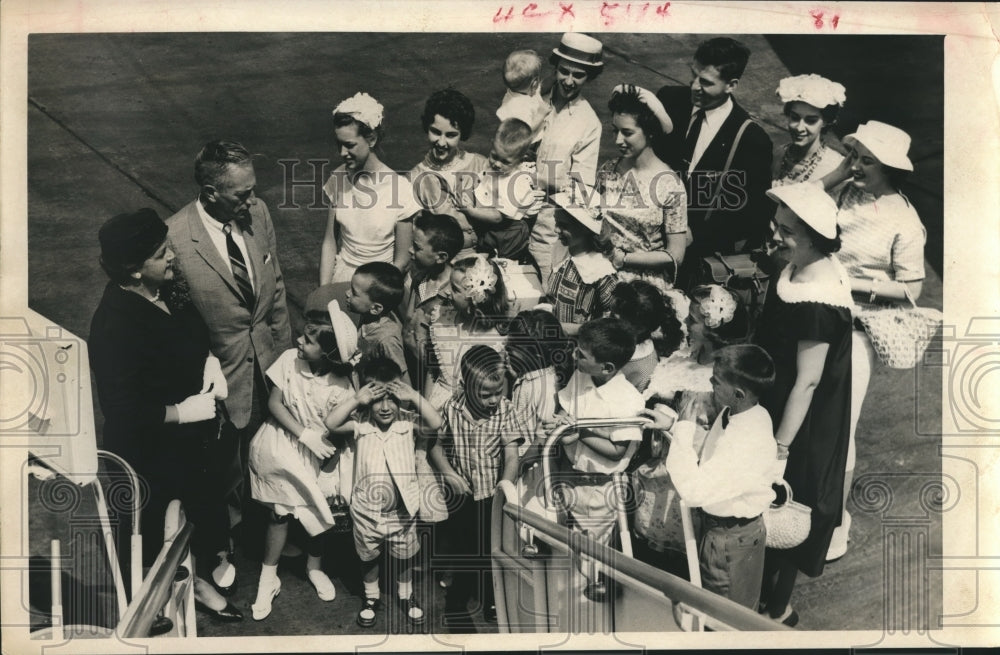1959 Press Photo Parents and children at Aldine School District, Houston