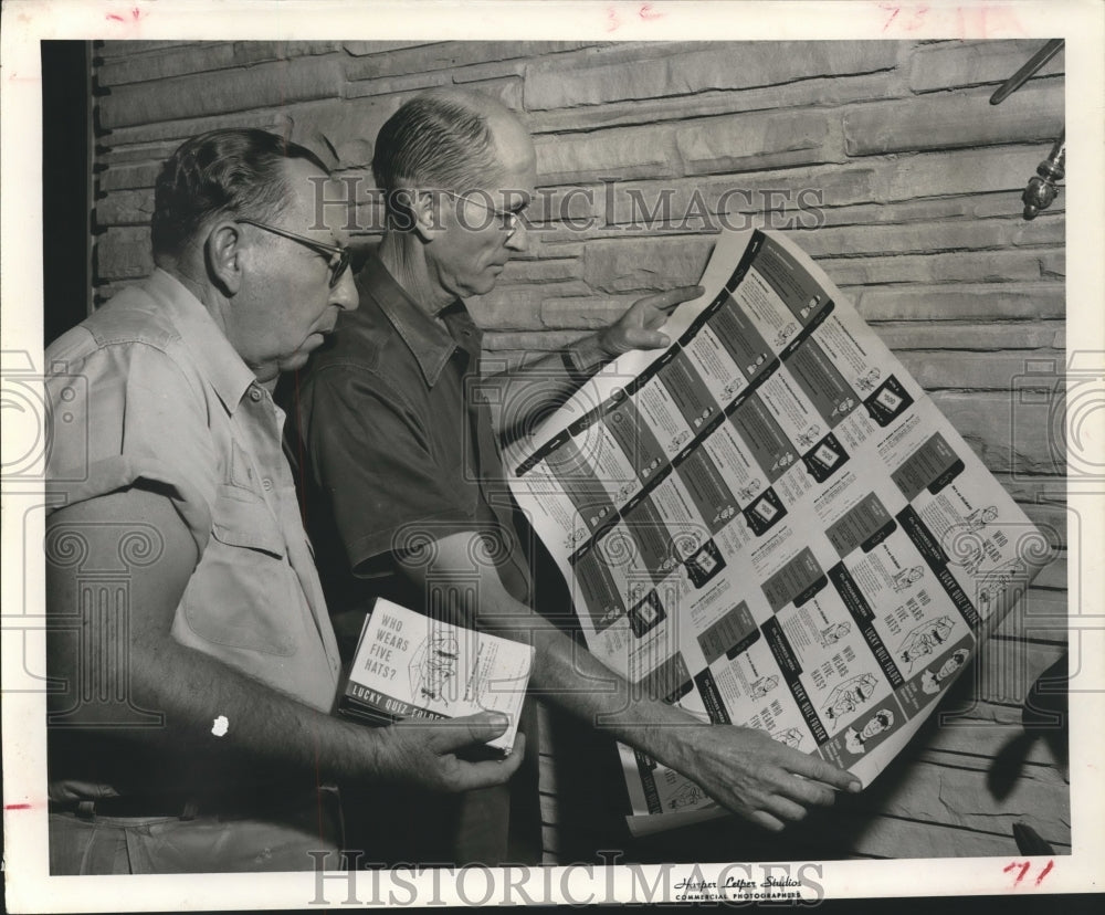1958 Press Photo Houstonians Check Oil Progress Week To Win A Savings Bond