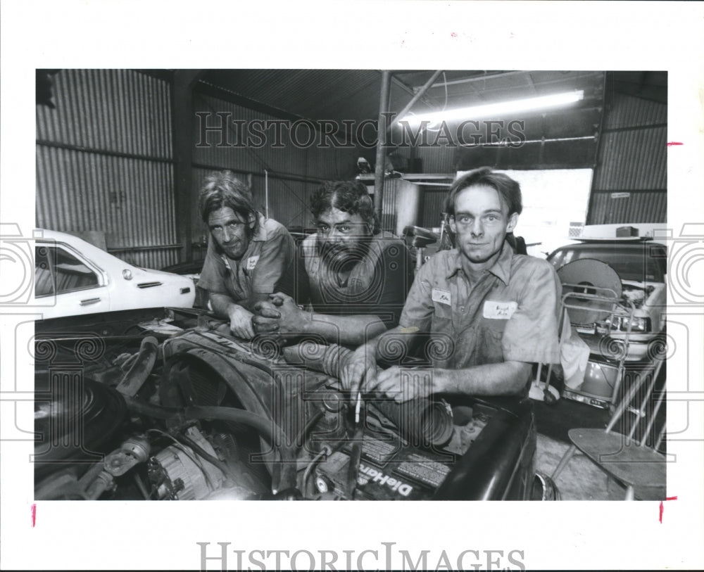 1990 Press Photo Mechanics Replace Engine Seal Under Texas Auto Insurance Claim- Historic Images