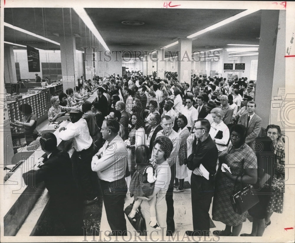 1968 Press Photo Long lines for Automobile Licenses in Harris County - hca07833