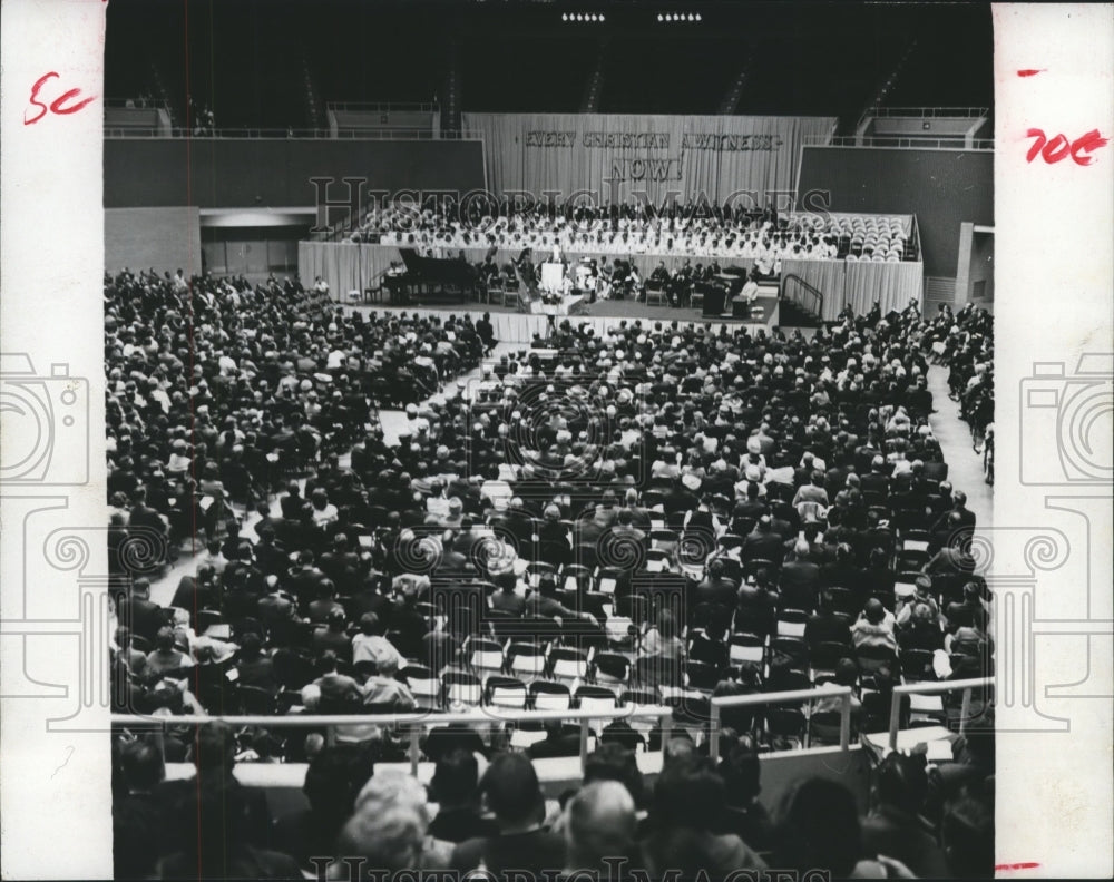 1966 Press Photo Crowd Gathers In Auditorium, Baptist Evangelism Conference TX