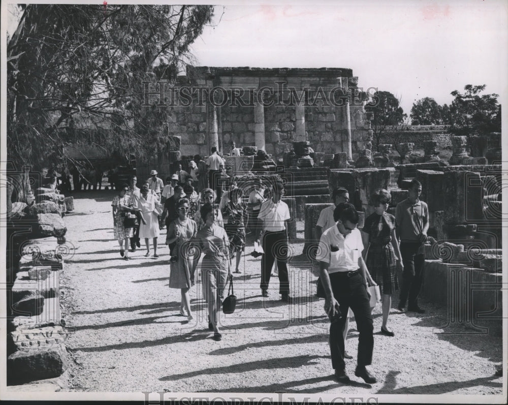 1963 Press Photo Houston Baptist Works Youth Conference Inspect Ruins, Capernaum