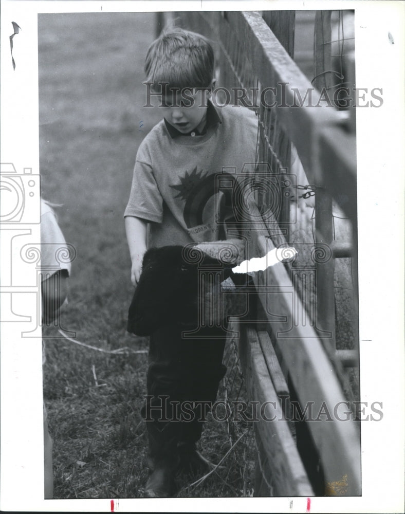 1990 Press Photo Kyle Kimbro Makes a New Friend at BMW Farms Waller Co, Texas