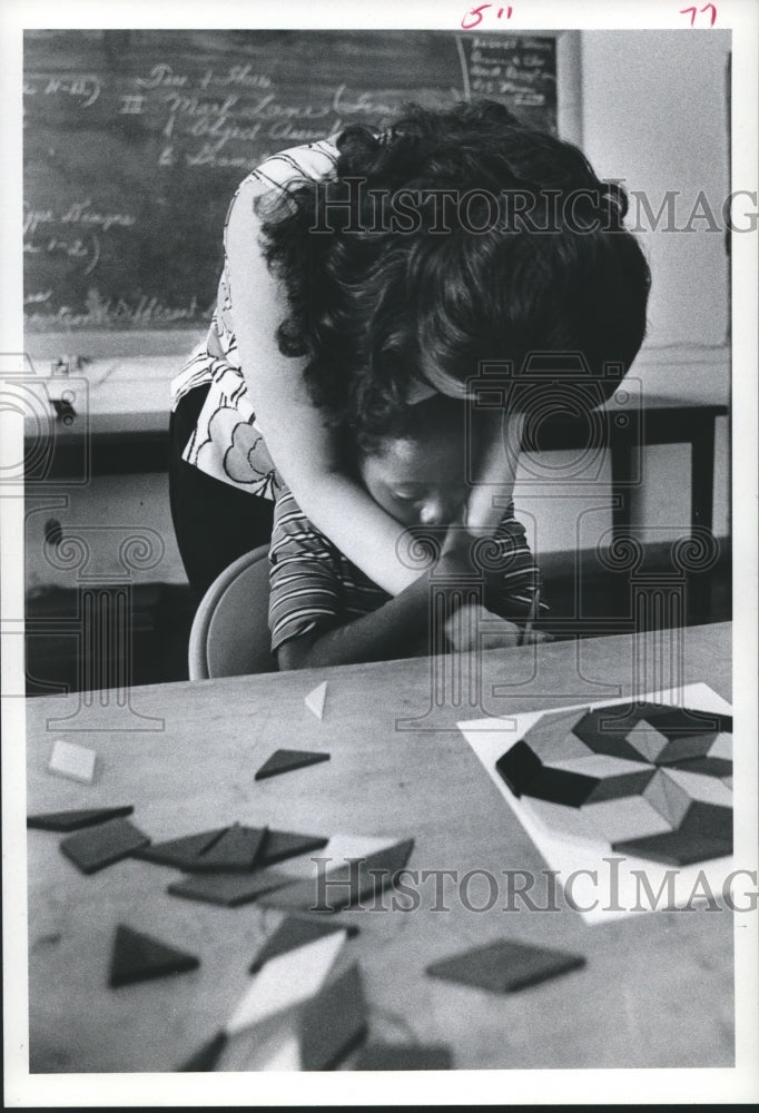 1973 Press Photo Mrs Braud gives Tonya hug, Texas University Remediation Center