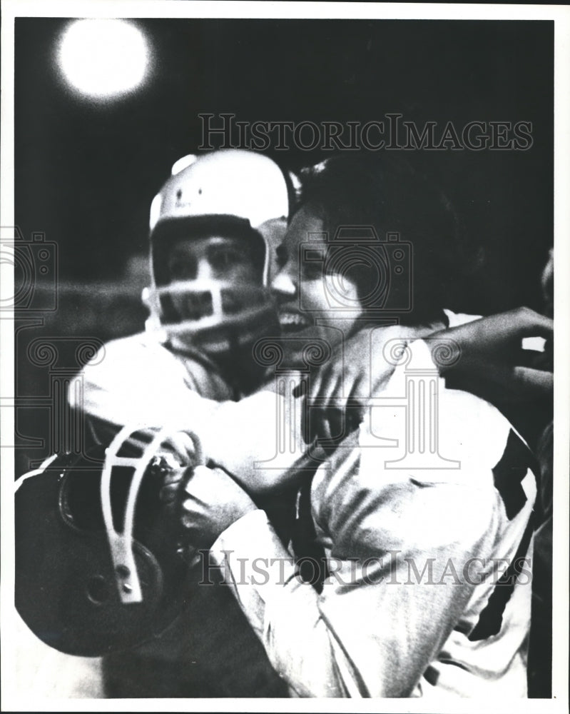 1963 Press Photo Happy Moment, Baytown, Texas, R.E.Lee High School Football Team
