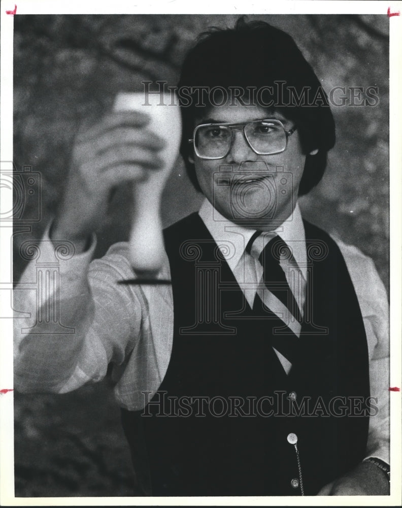 1979 Press Photo Bartender Gonzalez Displays a Finished Pina Colada - hca08383