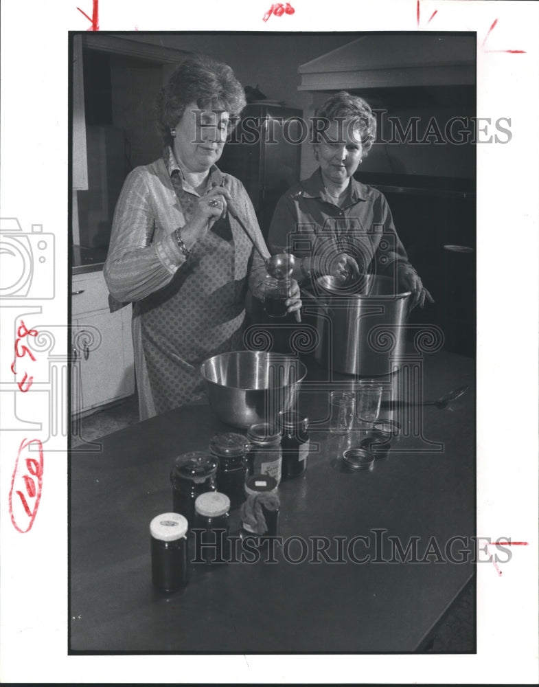1980 Press Photo Gladys Marple, Evelyn Tinsley prepare jellies for Church Bazaar