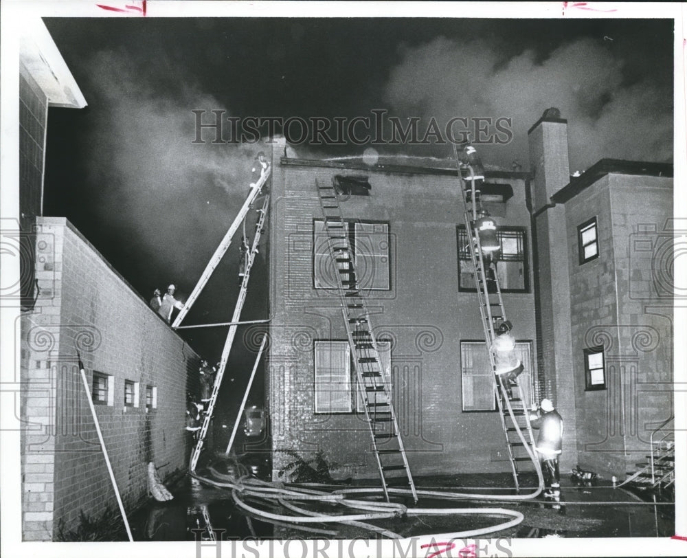 1976 Press Photo Houston firemen fight an office building arson fire - hca08526