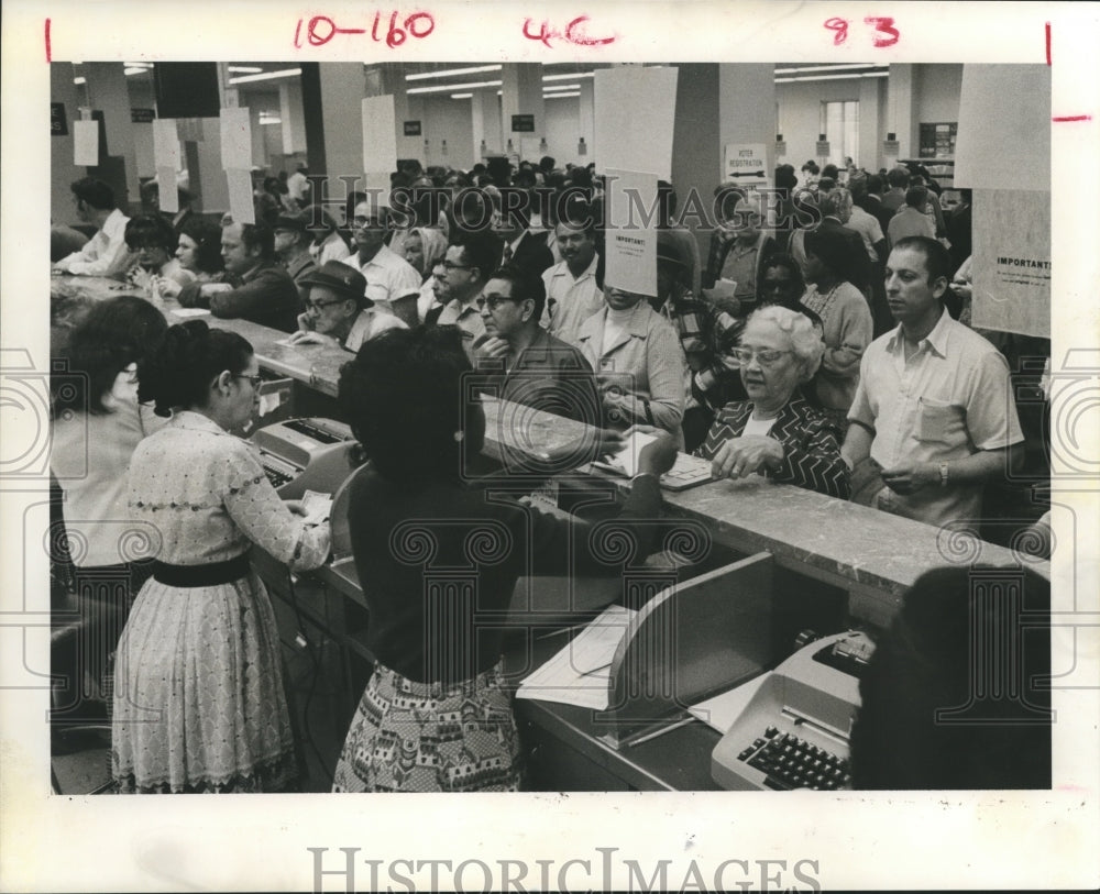 1974 Press Photo Long Lines Formed At Harris Country Courthouse For Auto License