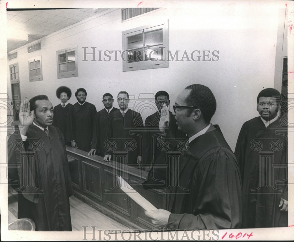 1969 Press Photo Texas Southern University President swears in student justices