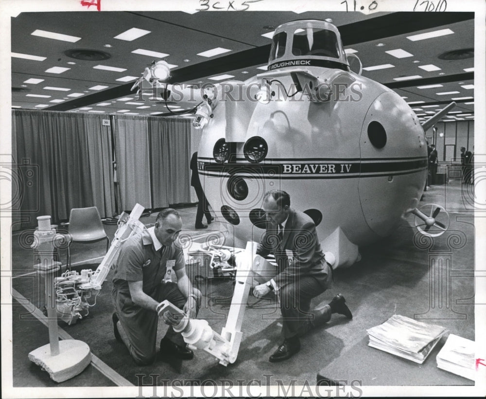1969 Press Photo Officials with the Beaver IV submersible work vehicle