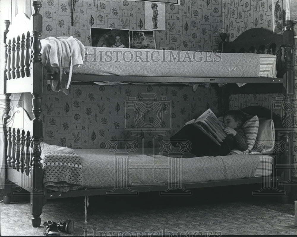 1973 Press Photo Child reads on his stacking beds - hca08932