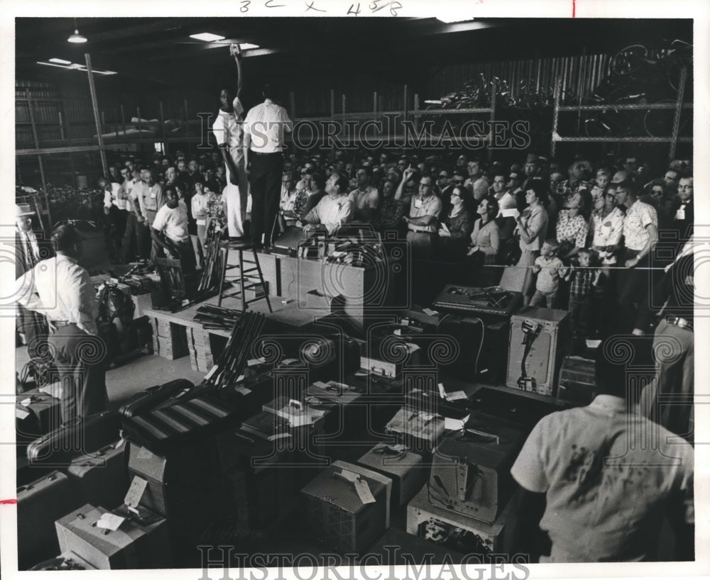 1967 Press Photo Bargain Hunters at the Harris County Auction Warehouse