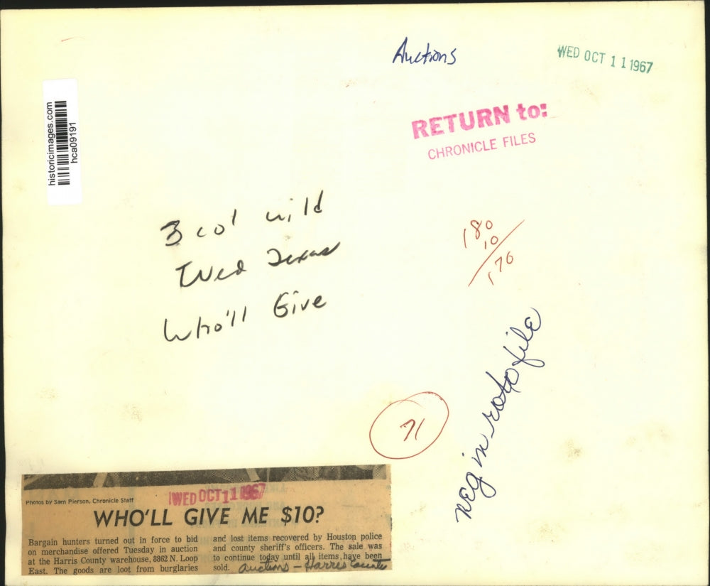 1967 Press Photo Bargain Hunters at the Harris County Auction Warehouse