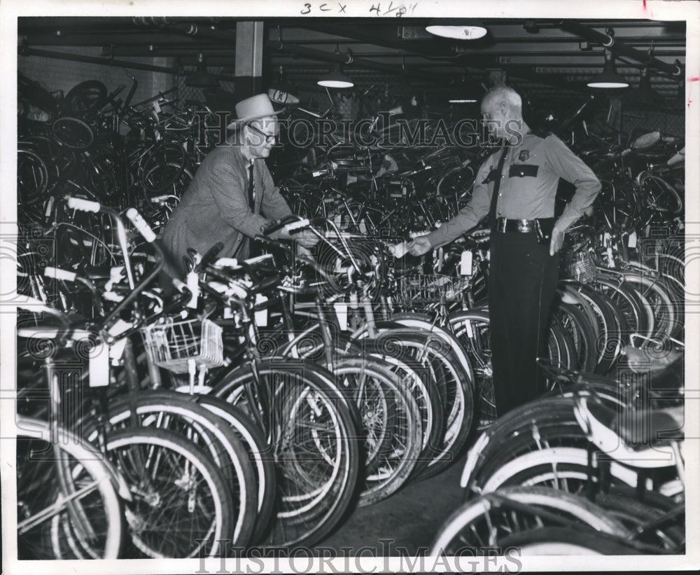 1968 Press Photo Police Officer Hooten & W F Brown & Bikes at Harris Cty Auction