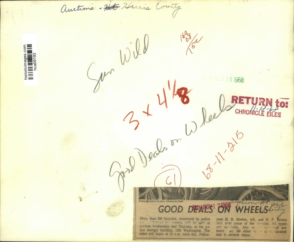 1968 Press Photo Police Officer Hooten & W F Brown & Bikes at Harris Cty Auction