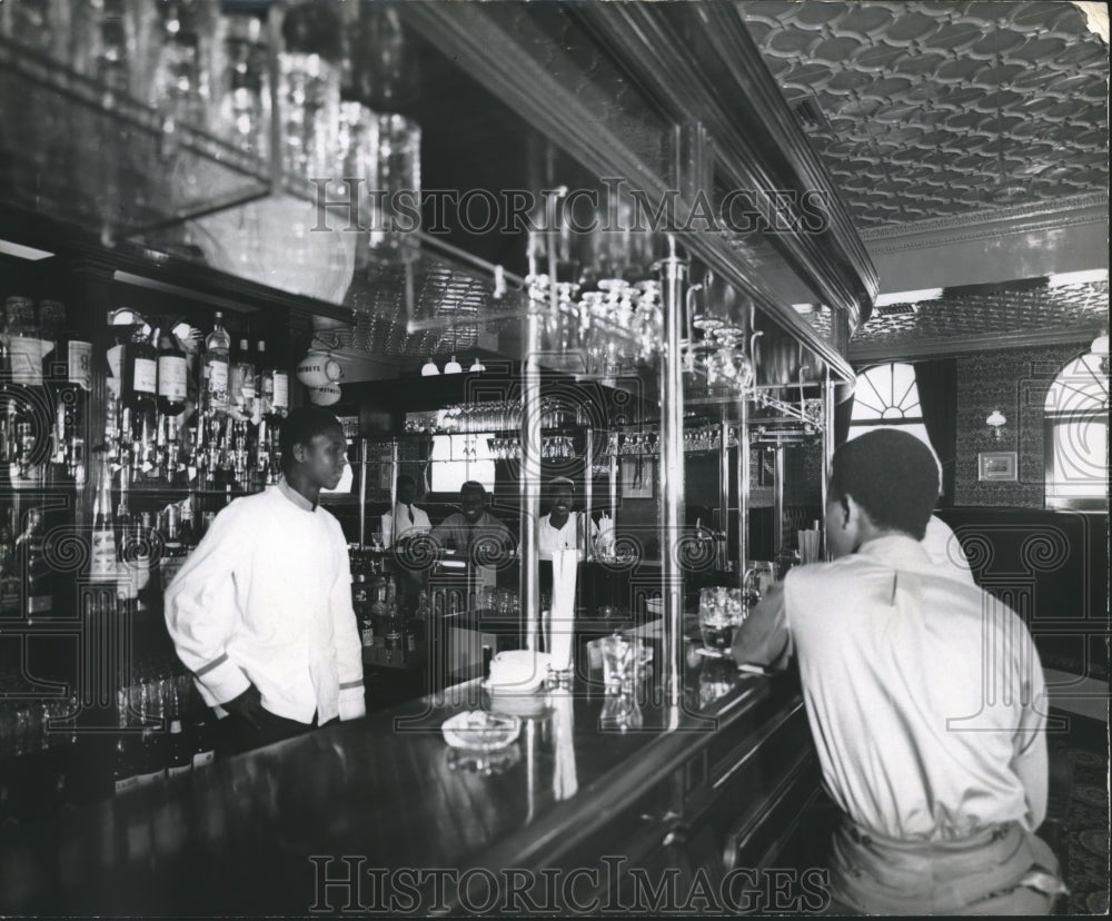 1971 Press Photo Conversation At Bermuda Pub, Good Food & British Hospitality