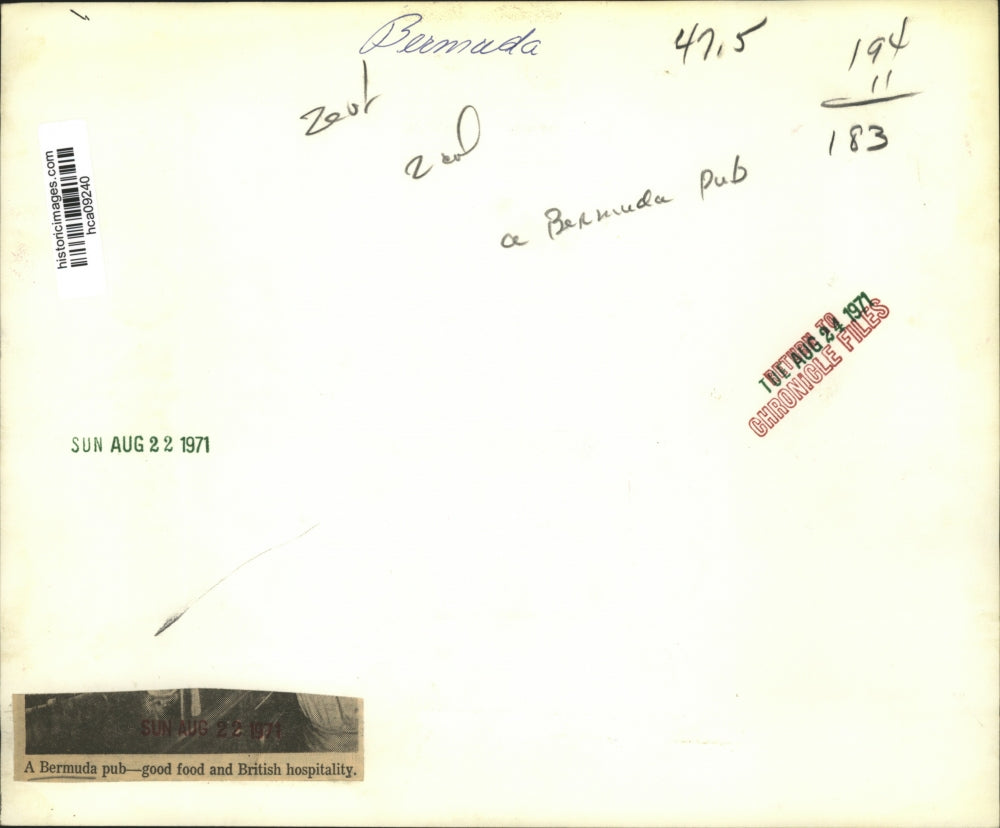 1971 Press Photo Conversation At Bermuda Pub, Good Food & British Hospitality