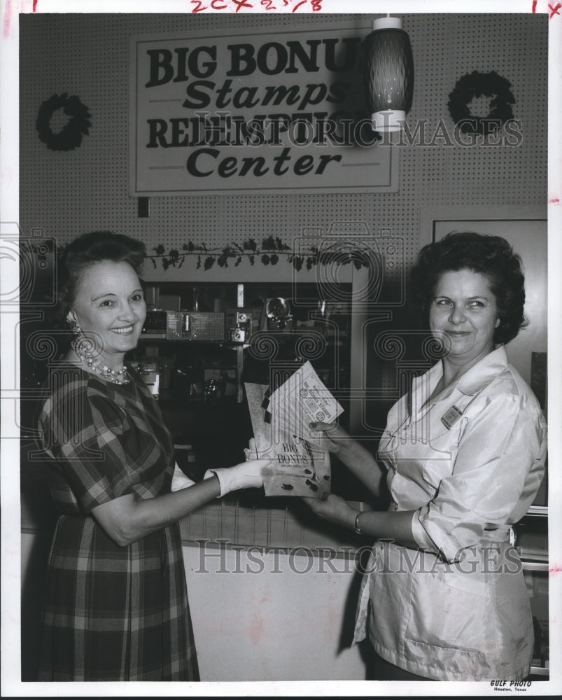1962 Press Photo Mrs. Louise Lindsey presents prize to Mrs. Goldman,Stamps