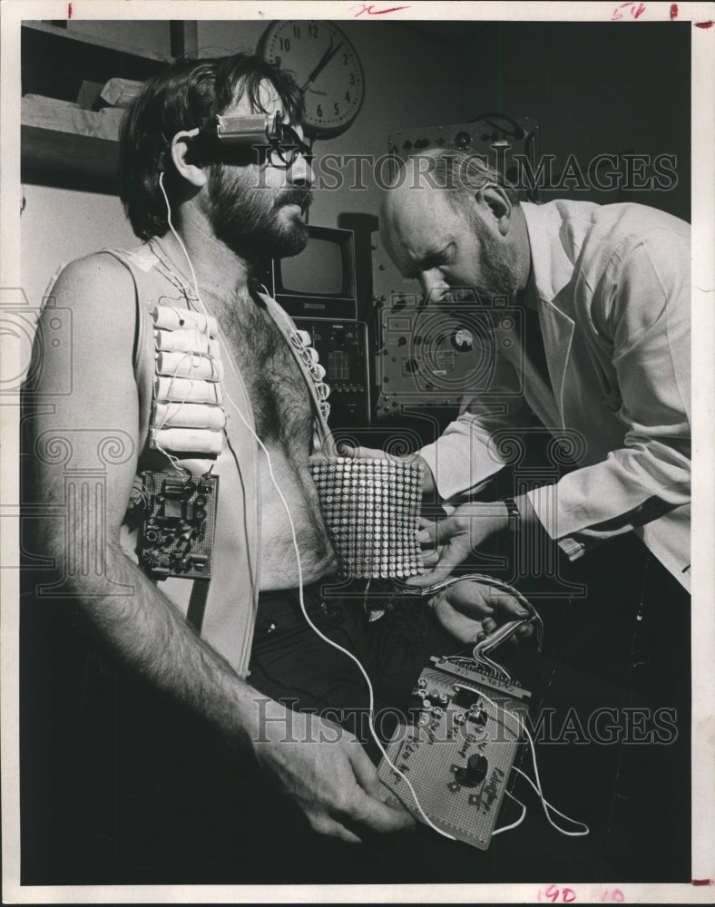 1971 Press Photo Doctor puts seeing equipment on the blind - hca09448
