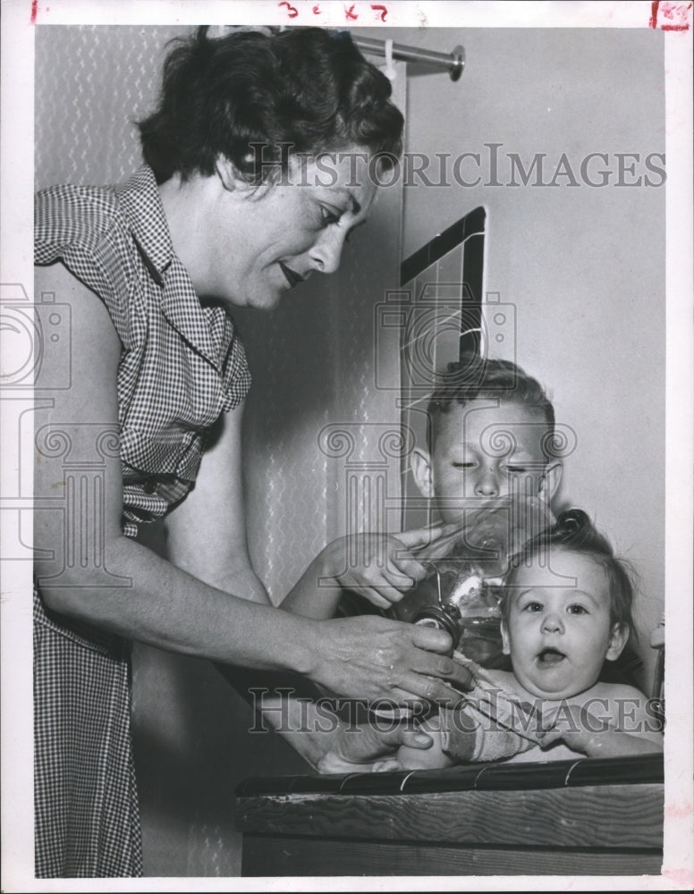 1961 Press Photo Mrs. Harold LeBourgeois of Bayou Oaks Houston, Bathes Children