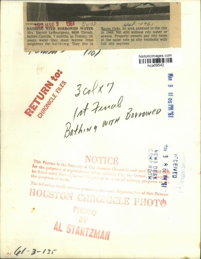 1961 Press Photo Mrs. Harold LeBourgeois of Bayou Oaks Houston, Bathes Children