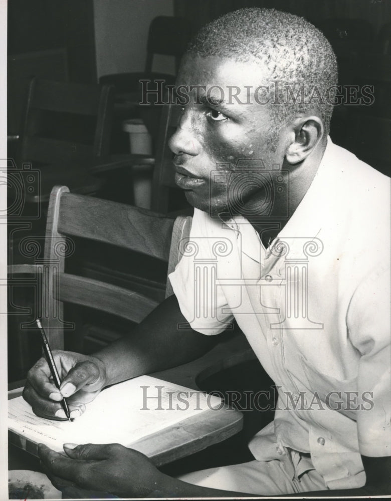 1965 Press Photo T.S. Hayes of Wharton, fills out medical forms - hca09605