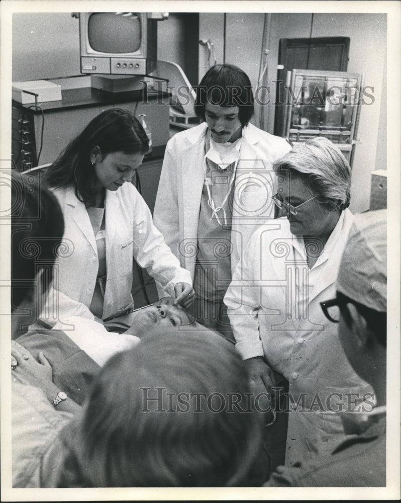 1972 Press Photo Medical interns on-the-job Baylor College of Medicine, Houston