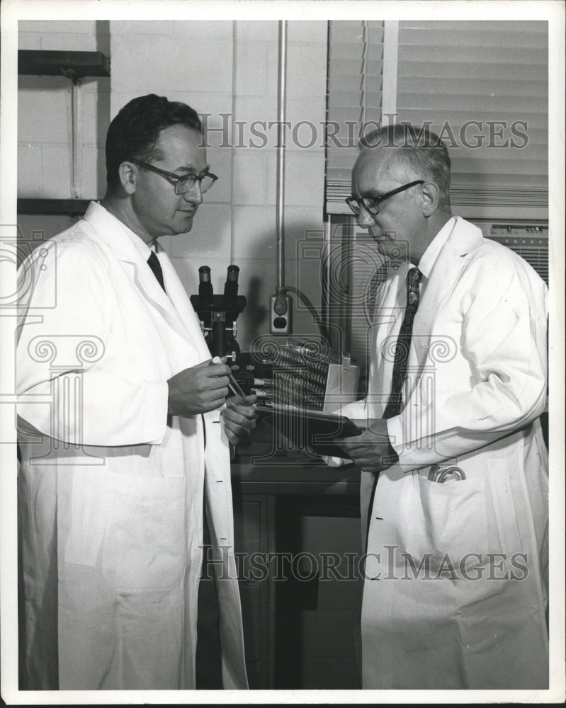 1958 Press Photo Dr. Joseph L. Melnick & Dr. Russel Blattmen, Baylor University