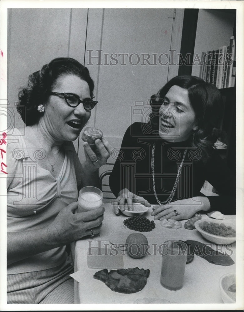 1975 Press Photo Sampling nutritional foods, Baylor College of Medicine, Houston