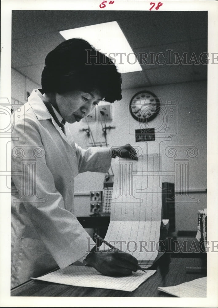 1978 Press Photo Dr. Masako Okawa Charts Sleep Activity at Baylor College Lab