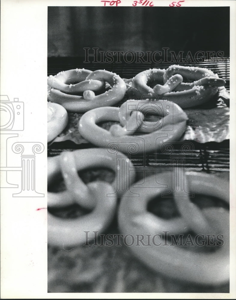 1974 Press Photo Pretzels disappear into oven at Big Tex Pretzel Corp. Houston