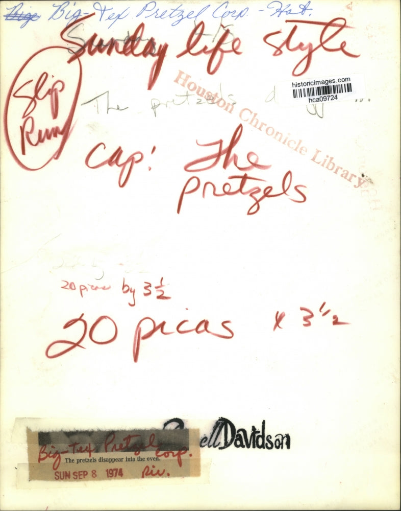 1974 Press Photo Pretzels disappear into oven at Big Tex Pretzel Corp. Houston