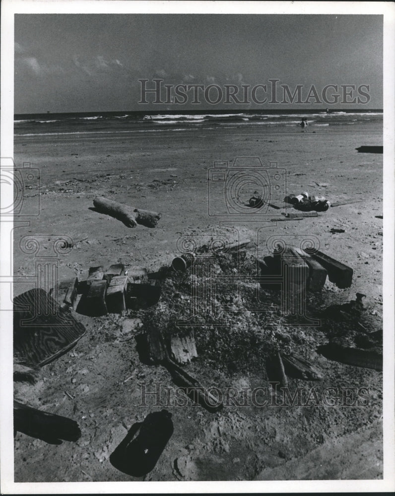 1969 Press Photo Wood And Glass Bottle Debris Washed Up On The Texas Beach- Historic Images