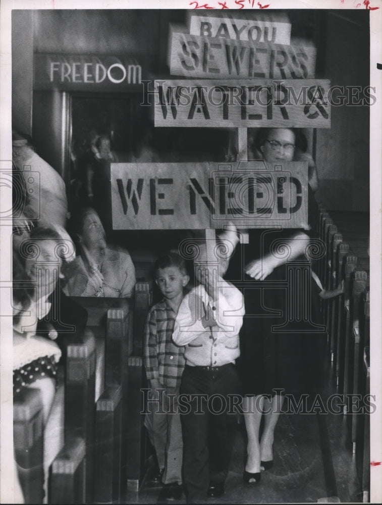 1961 Press Photo Family marches on City Hall at Bayou Oaks, Houston - hca09823- Historic Images