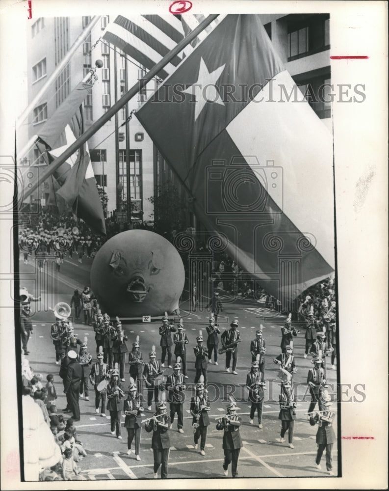 1971 Press Photo Band and Floats in Foley's Thanksgiving Day Parade - hca09867