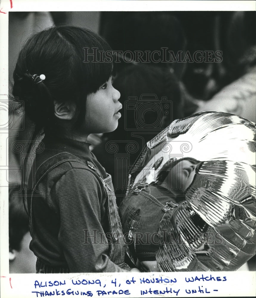1978 Press Photo Alison Wong & reflection, Foley's Thanksgiving Parade, Houston